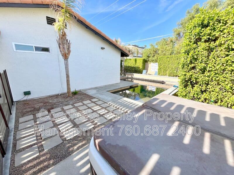 Palm Springs House: 372 W Dominguez Rd