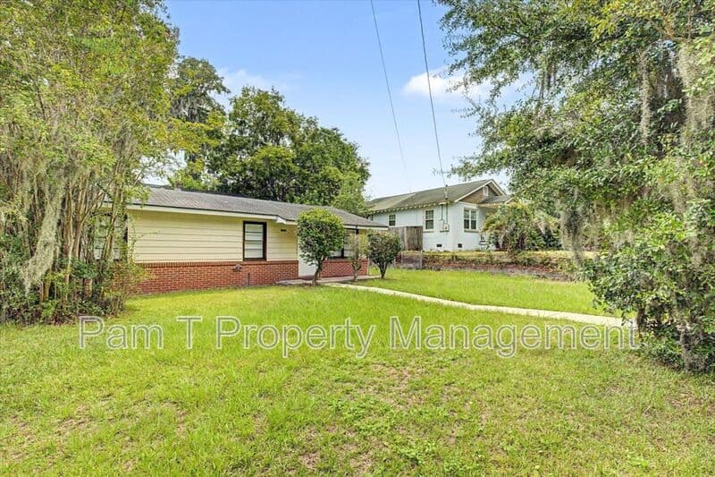 Savannah House: 2619-A Livingston Ave.