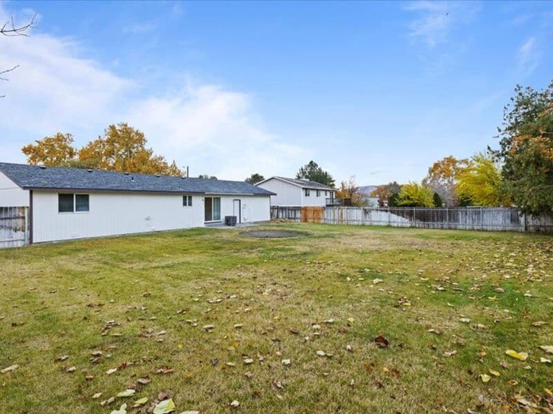 W. Richland House: 4940 Chukar Drive