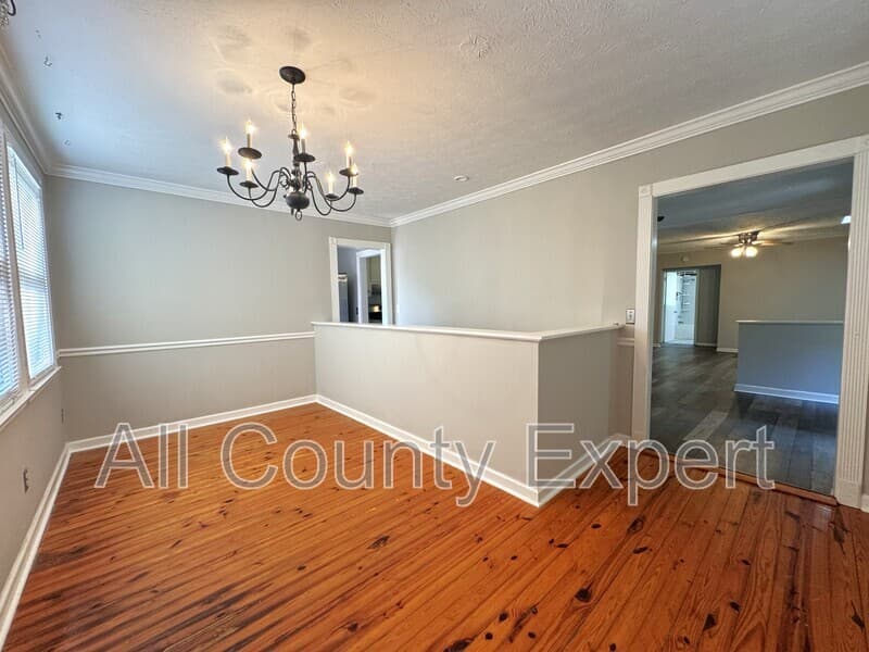 Gainesville House: 9215 Long Hollow Rd