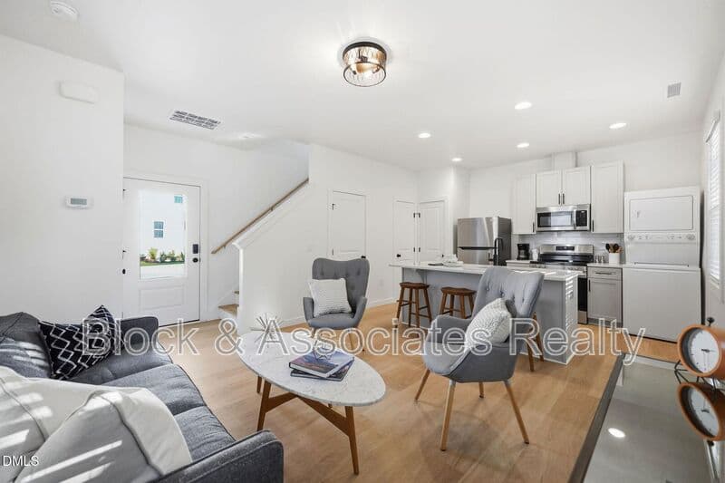 Raleigh House: 2813-103 Wilcox Place