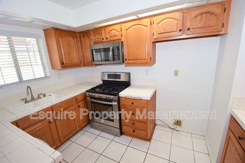 CAMARILLO House: 804 CALLE LOS GATOS