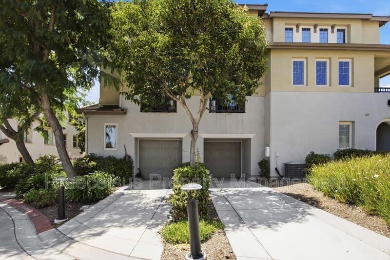 Chula Vista Townhome: 1724 Rolling Water