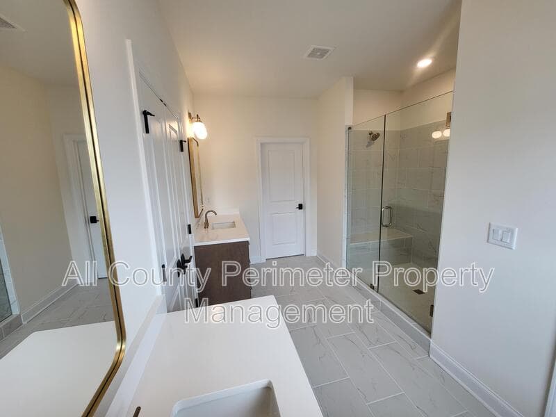Cumming House: 137 Birch Tree Way