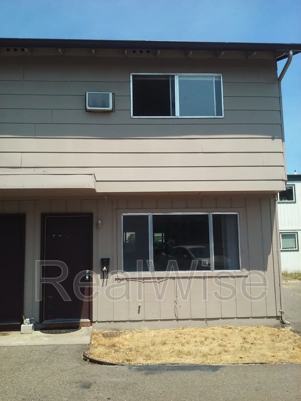 Grants Pass Townhome: 1112 SW 5th St