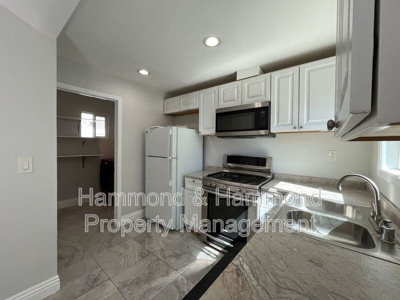 Van Nuys House: 6931 Jellico Ave.