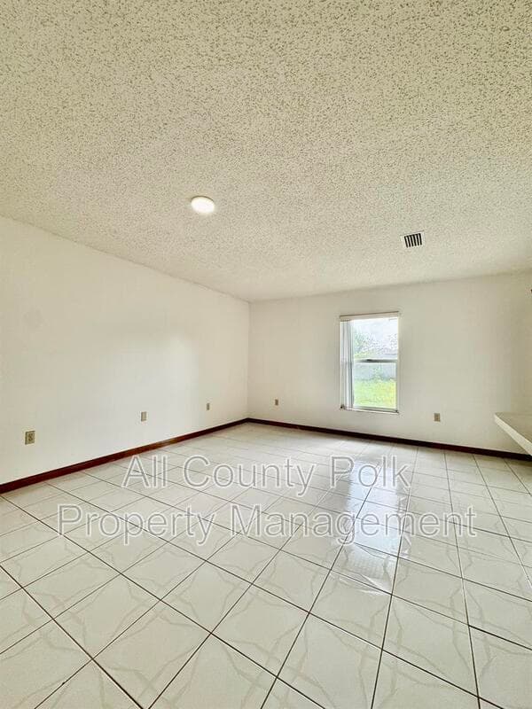 Lakeland House: 3919 Lehman Ct