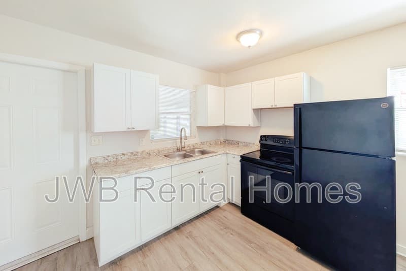 Jacksonville House: 3923 Leonard Cir W