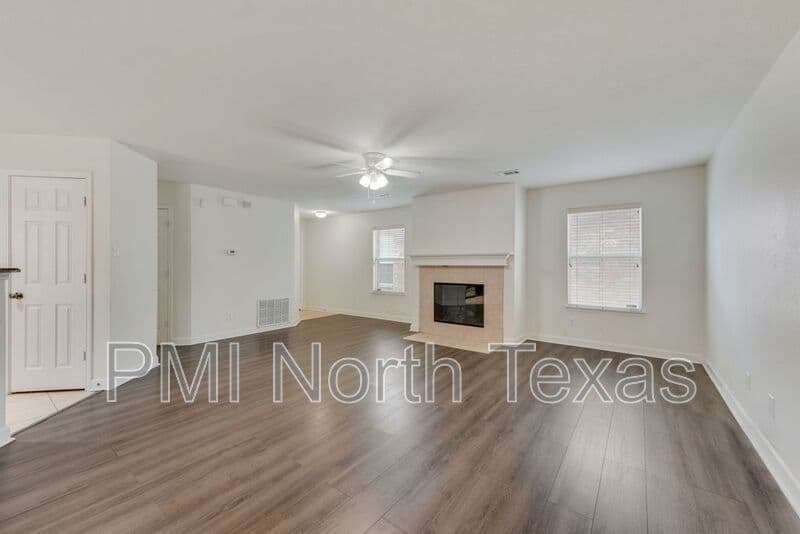 Fort Worth House: 8809 Valley River Drive