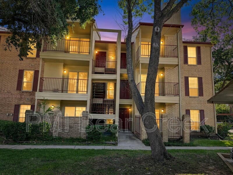 Houston Condo: 2120 El Paseo St