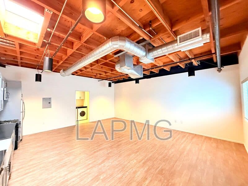 Los Angeles House: 2311 Pasadena Avenue