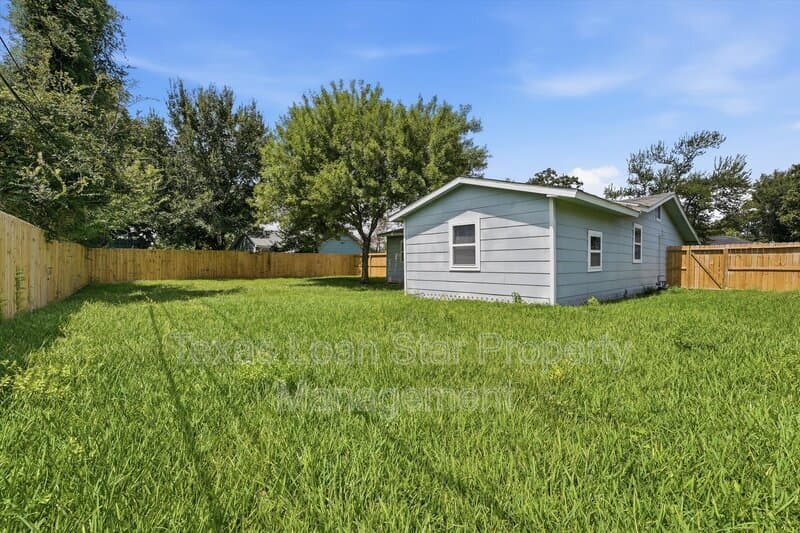 Houston House: 2281 Des Jardines St