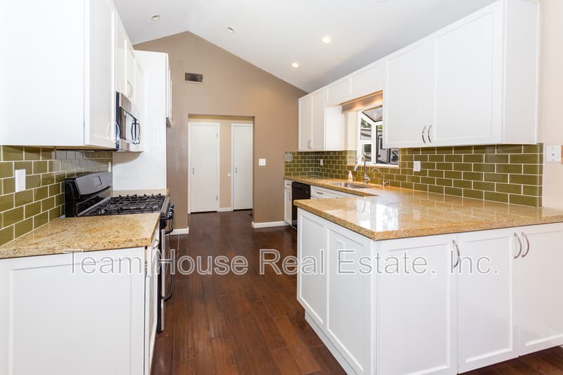 Santa Clarita House: 22327 Espuella Drive