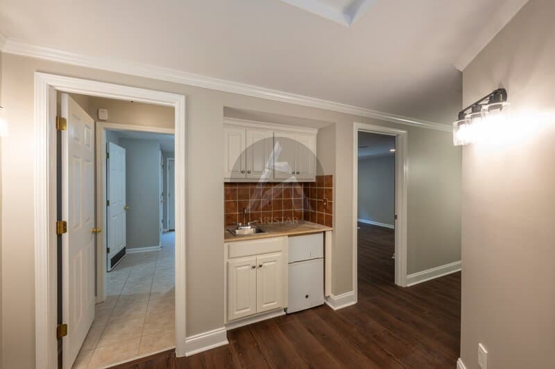 Kennesaw House: 5211 Hadaway Rd NW