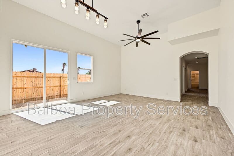 Buckeye Condo: 212 2nd Ave E