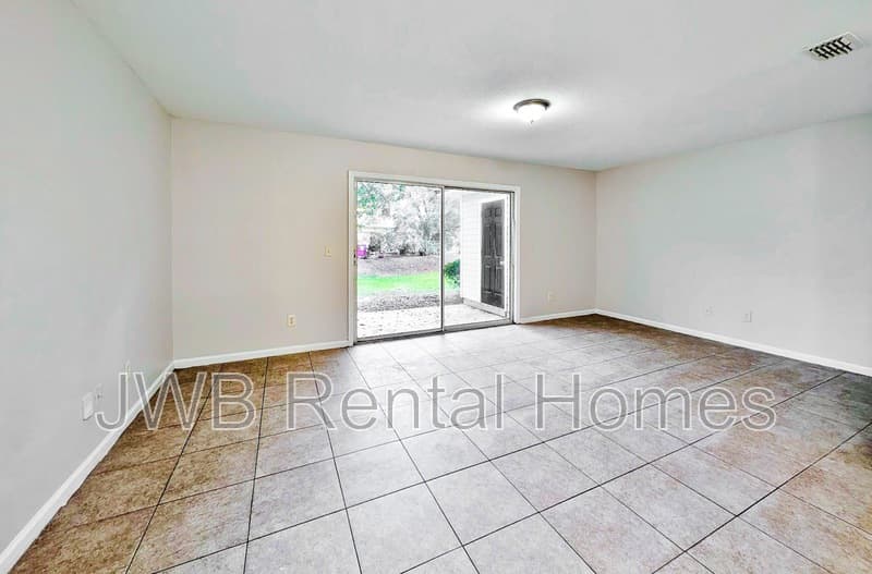 Atlantic Beach Townhome: 79 W 5th St