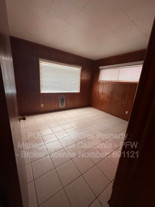 Lake Elsinore House: 703 W Limited Ave