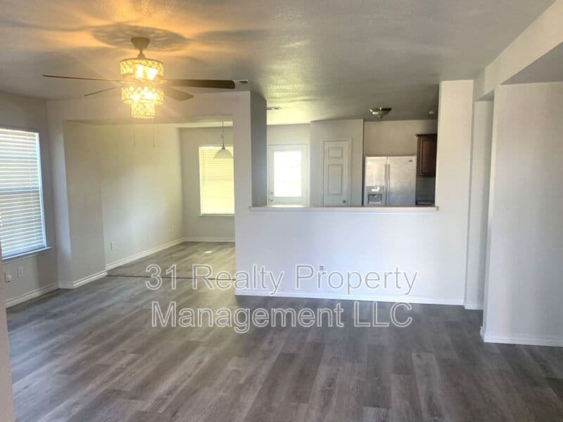 Grand Prairie House: 2011 Limestone Dr