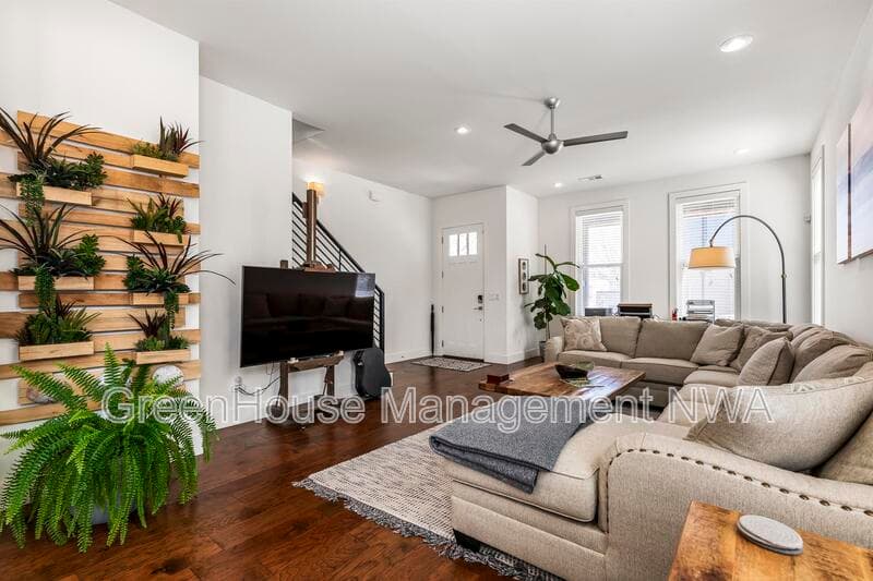 Bentonville House: 636 SW B ST