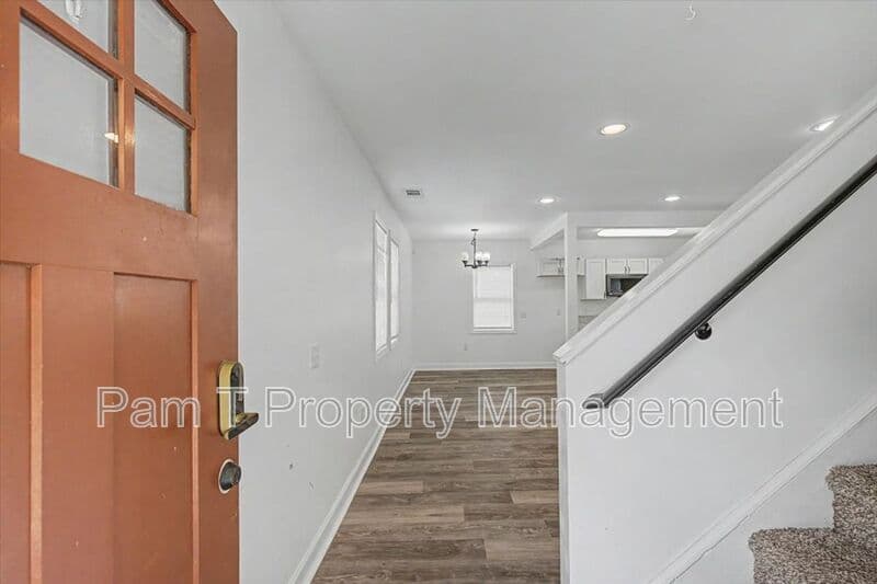 Savannah House: 1200 E 37th St