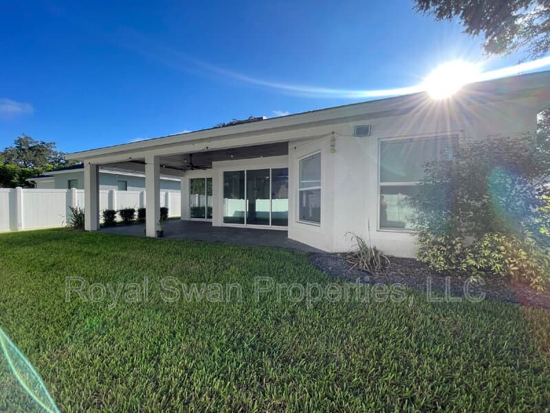 Lakeland House: 929 Clearview Avenue