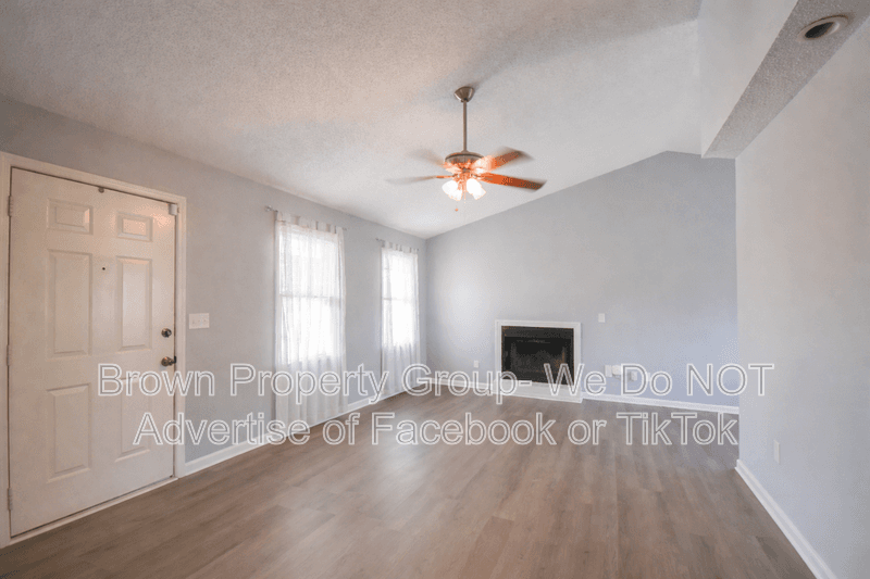 Fayetteville House: 5598 Windy Knoll Pl