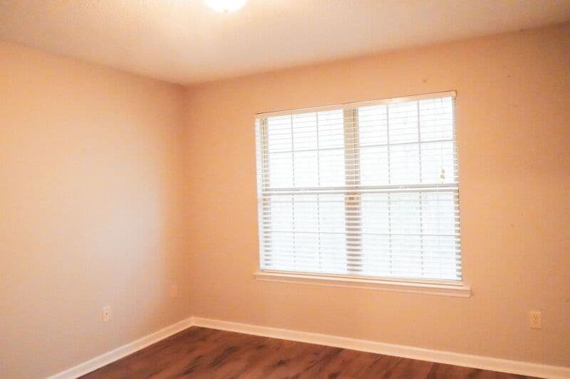 Midway House: 438 Edgewater Dr