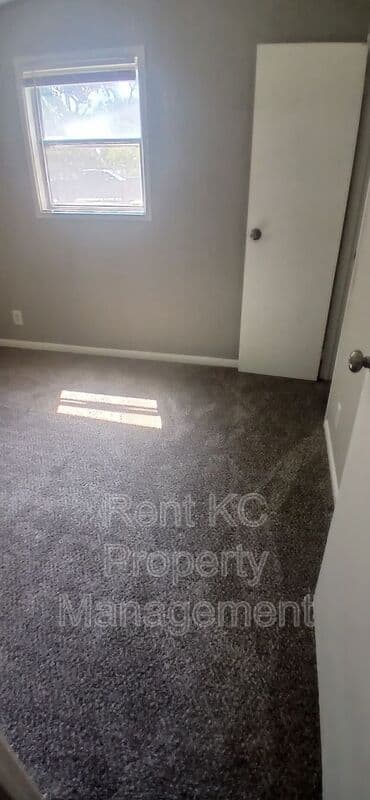 Independence House: 412 N Cochise Dr