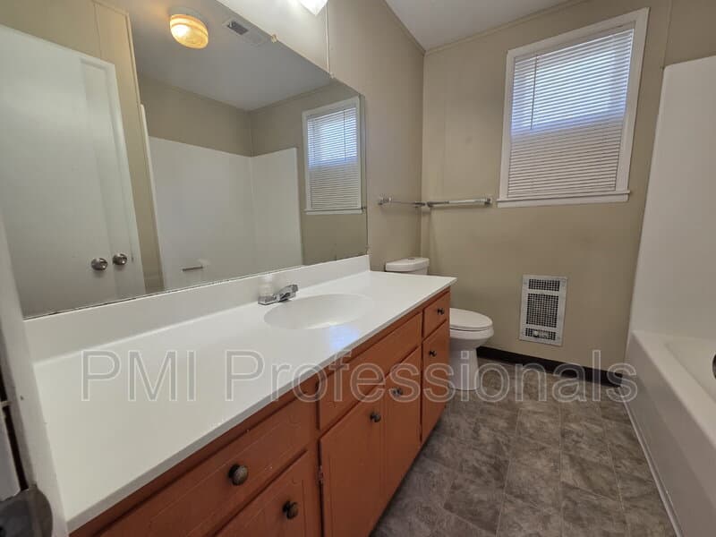 Smyrna House: 100 Manor Pl