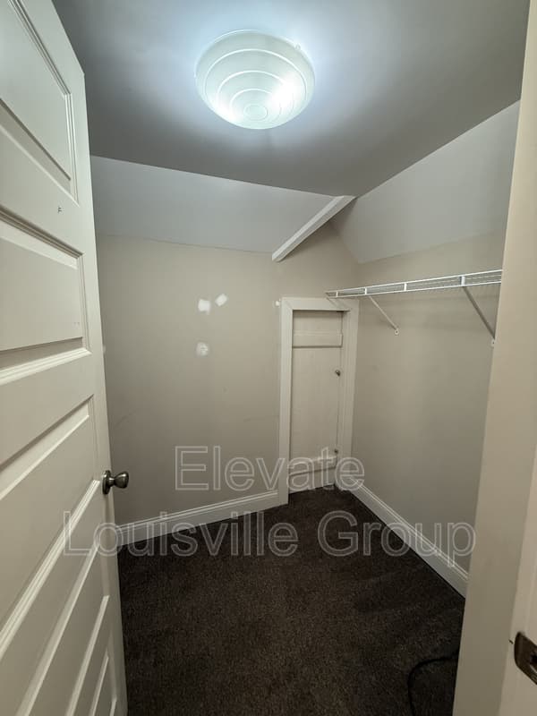 Louisville House: 102 Waverly Court