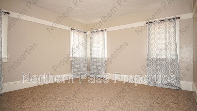El Paso House: 7600 Franklin Dr. Front