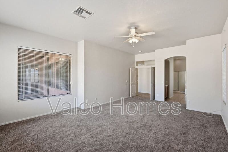 Gilbert House: 526 E Sheffield Ave