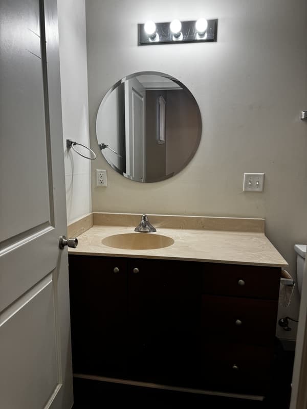 Ann Arbor House: 1556 Jones Drive