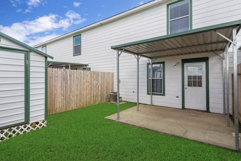 Dickinson Townhome: 2130 St Lucia Calle