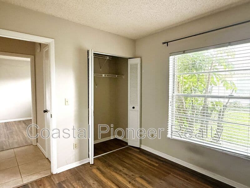 Lutz House: 15502 Morning Dr.