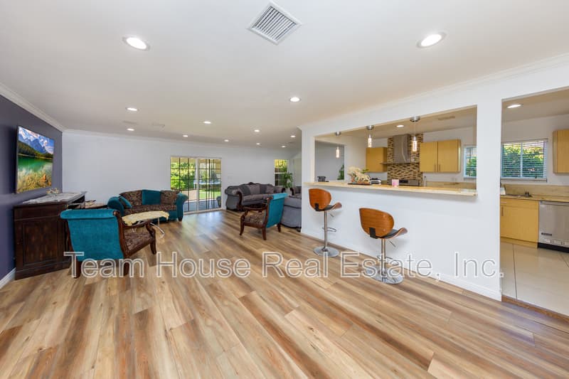 Reseda House: 19422 Welby Way