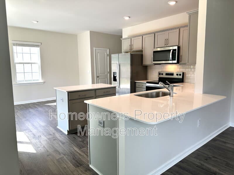 Fayetteville House: 5611 Tantobie Rd