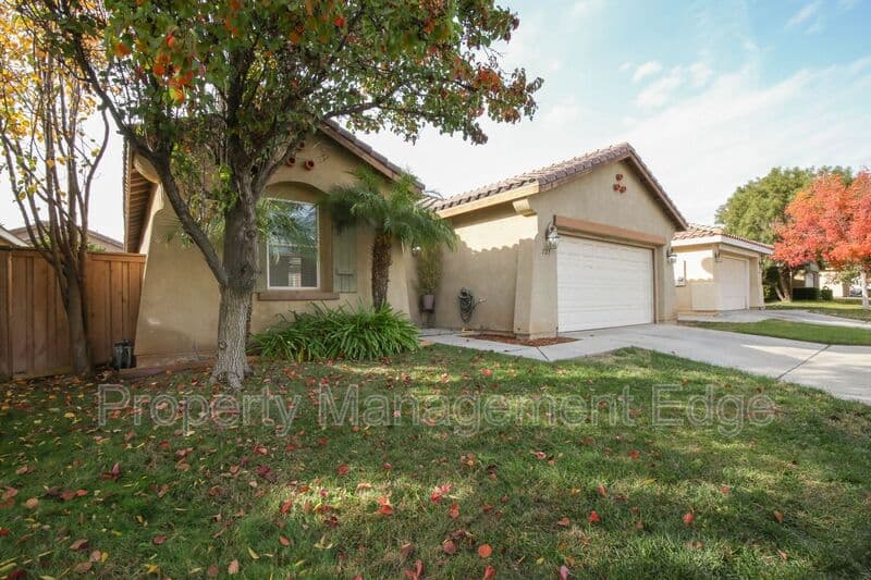 Hemet House: 127 Fuerte Ct