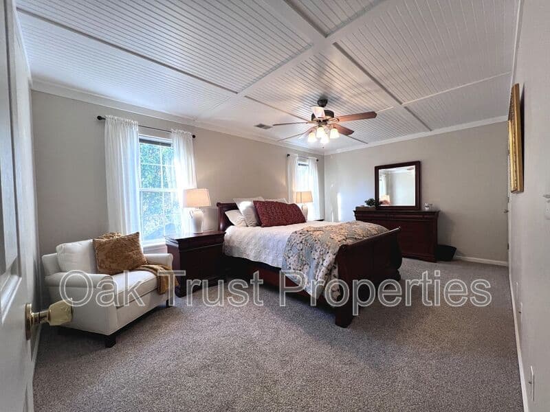 North Charleston House: 8675 Spring Chapel Ln