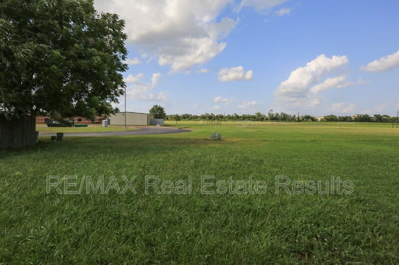 Rogers Condo: 2223 W Roselawn St
