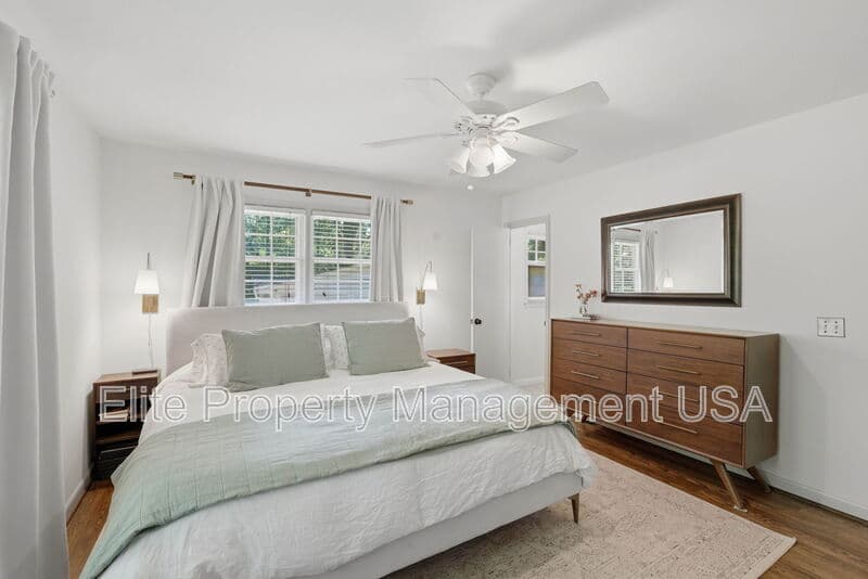 Gainesville House: 1338 Northwood Cir NE