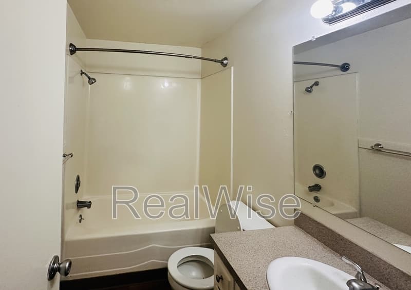 Woodburn Condo: 100 Gatch St