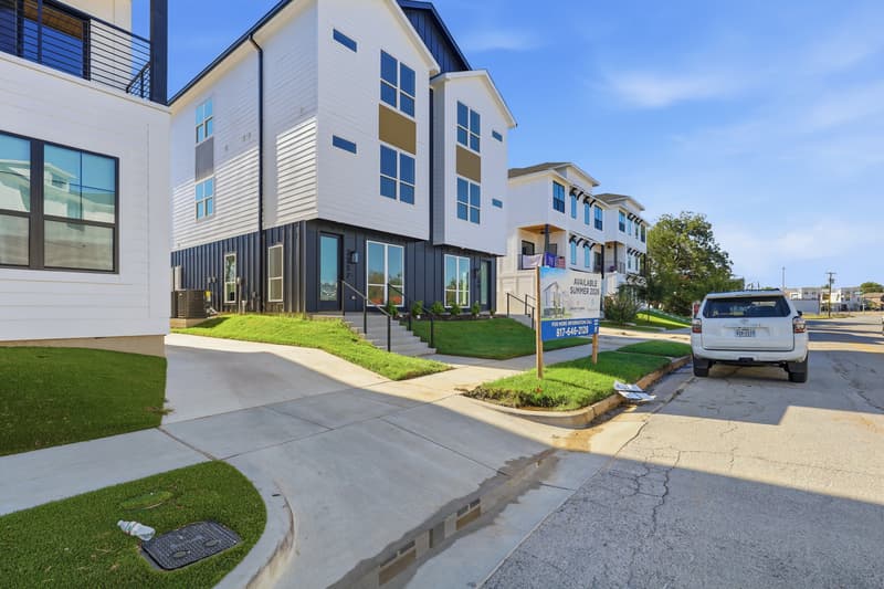 Fort Worth House: 2337 Benbrook Boulevard