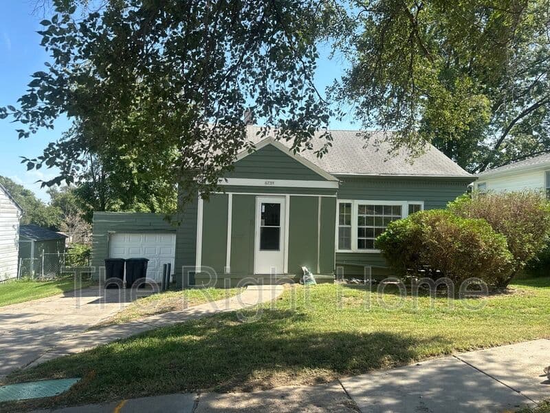 Omaha House: 6735 N 34th St