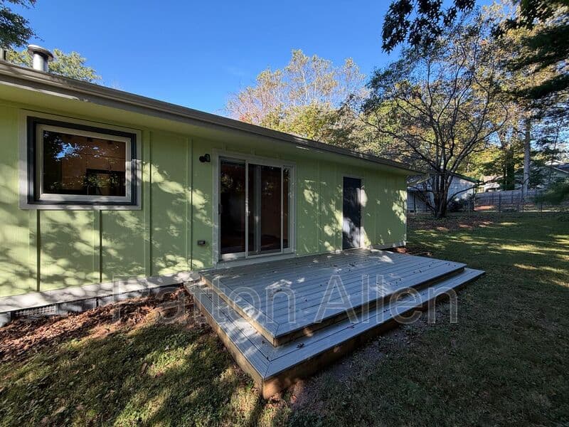 Fairview House: 14 Fox Run Pl