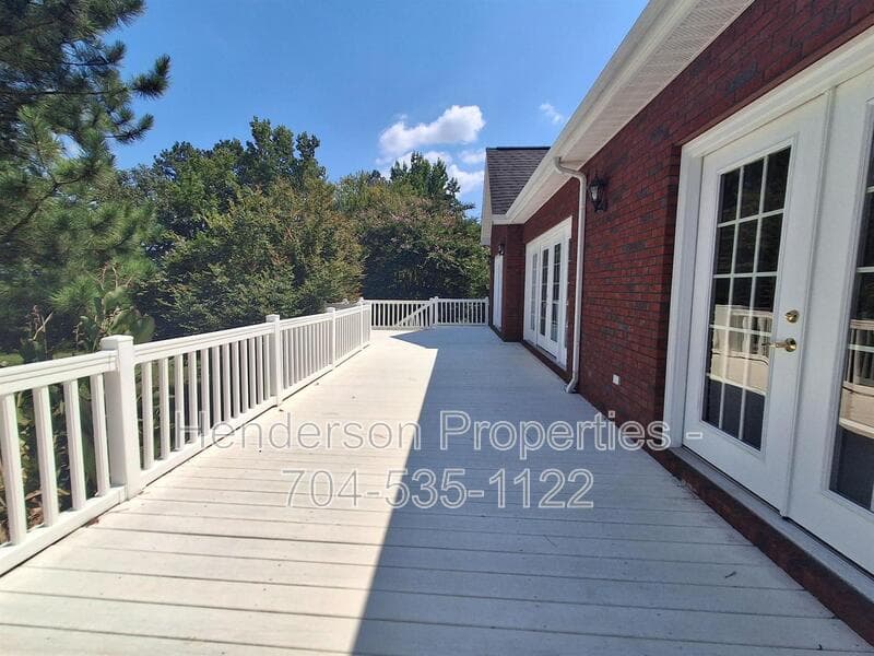 Norwood House: 5560 Old Thompson Rd