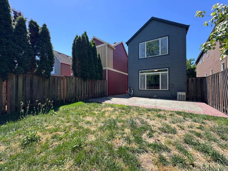 Hillsboro House: 948 SE Elina Ave