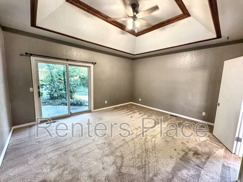 Edmond House: 2005 Mission Rd