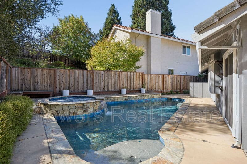 Pleasant Hill House: 26 Driftwood Court