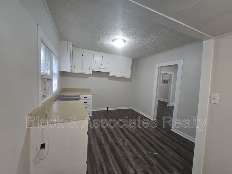 Greensboro House: 3844 Green Point Dr